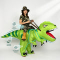 Adulte portant le costume gonflable vélociraptor