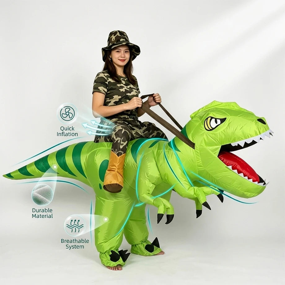 Adulte portant le costume gonflable vélociraptor