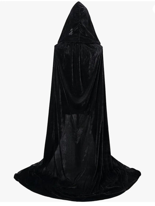 Cape en velours portée avec la capuche