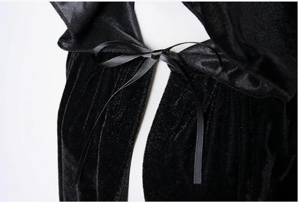 Détail du velours noir et de la capuche