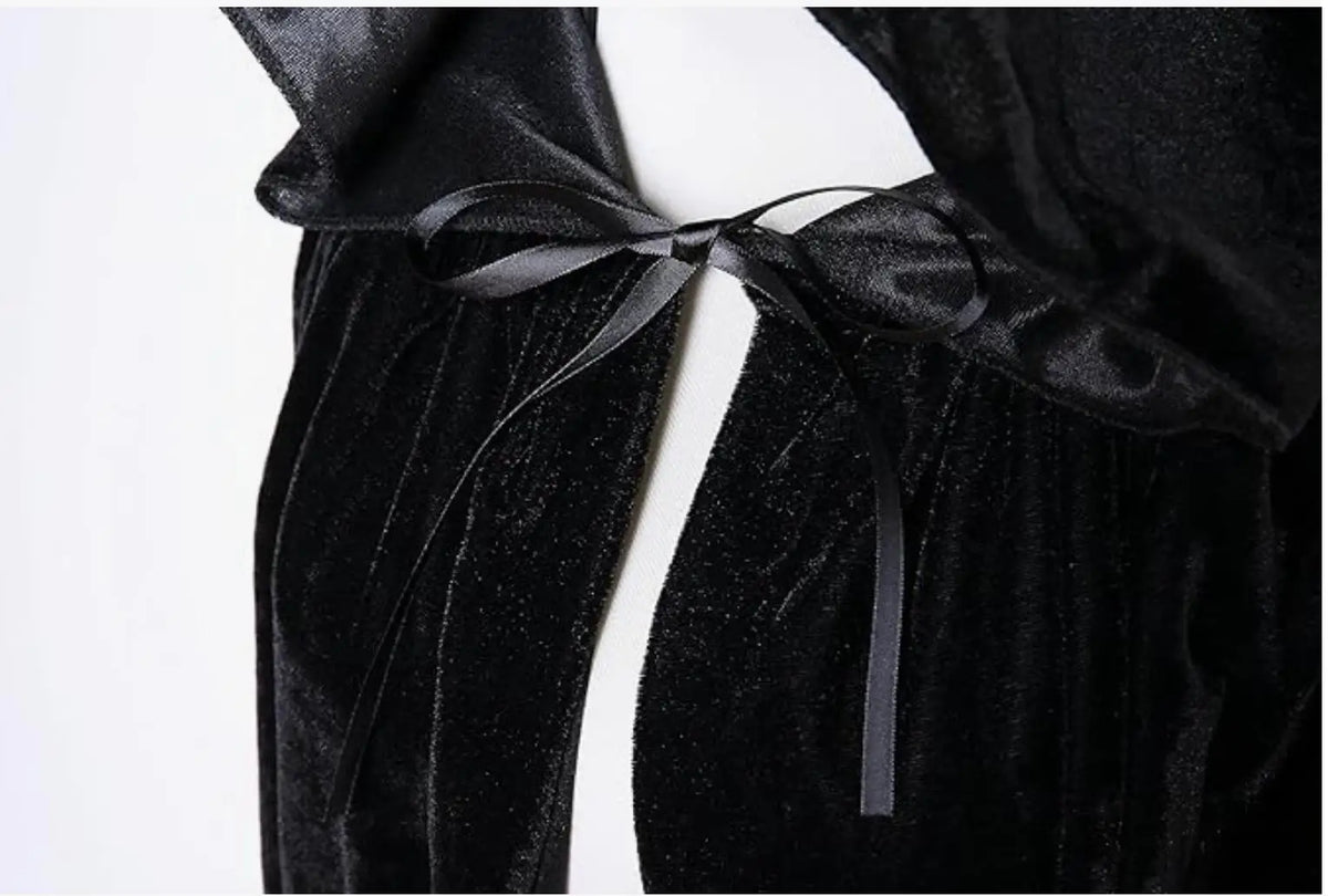 Détail du velours noir et de la capuche