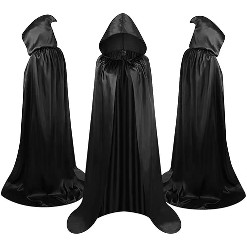 Cape noire portée capuche relevée