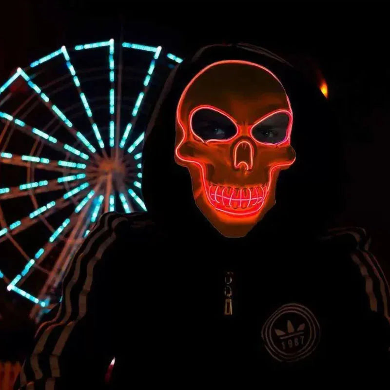 Masque crâne LED porté en soirée